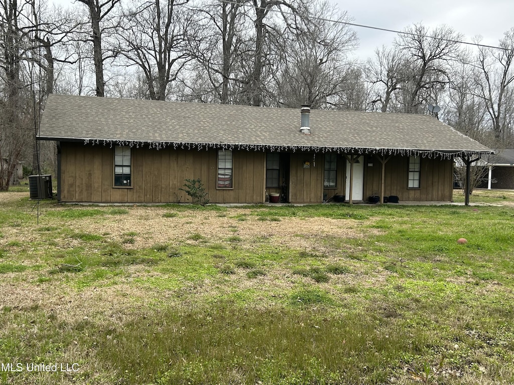 379 Belle Grove Cir, Vidalia, LA 71373 - view of front of property featuring central air condition unit, roof with shingles, and a front yard