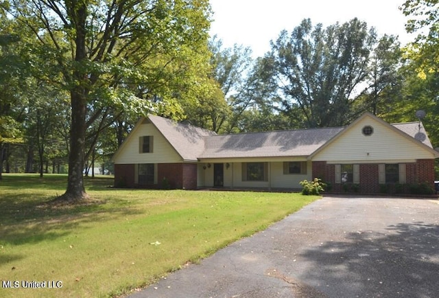 view of front facade featuring a front lawn