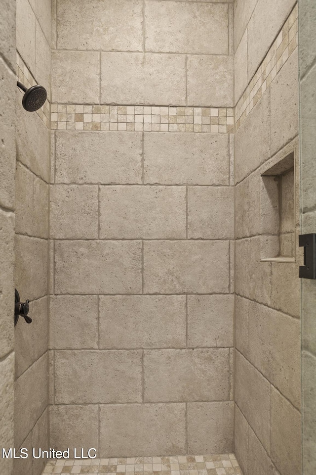 details featuring a tile shower