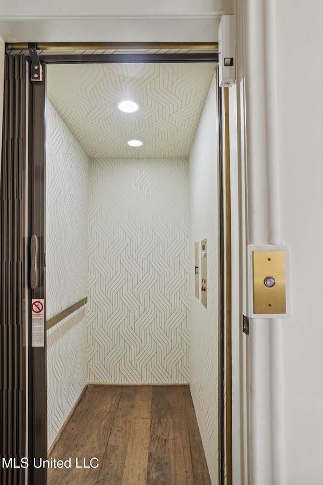 room details featuring elevator