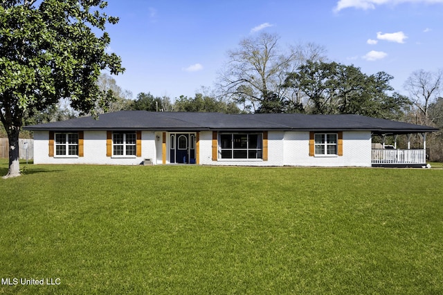 ranch-style home with a front yard