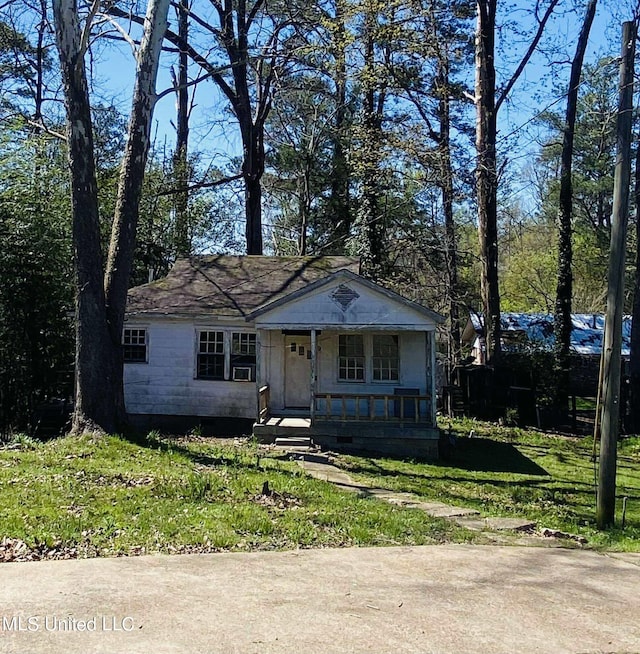 view of front of property featuring covered porch and a front yard