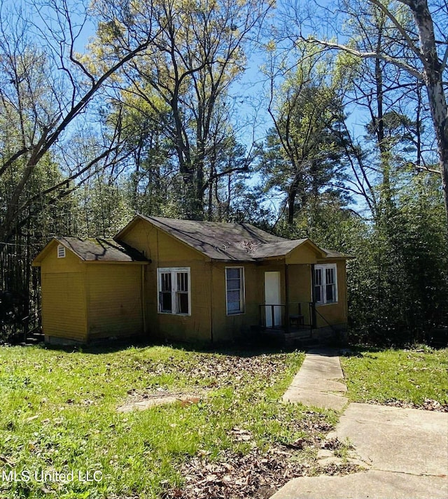 view of front of property with a front yard