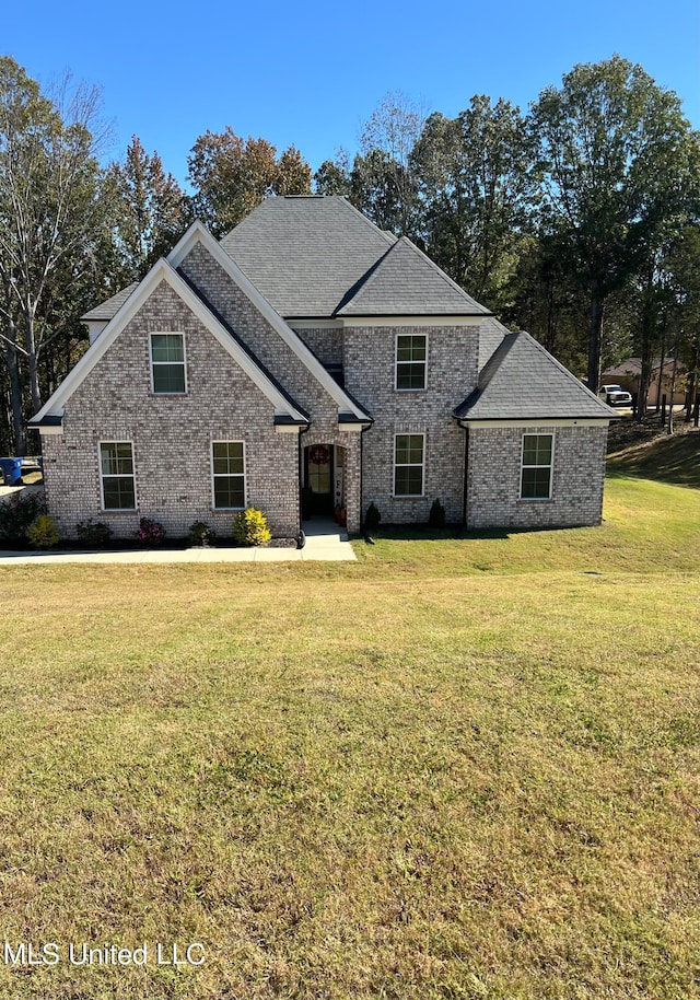 view of front facade featuring a front lawn