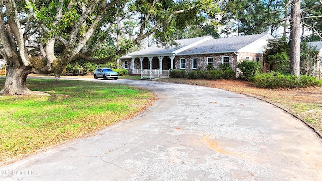 single story home with a front yard