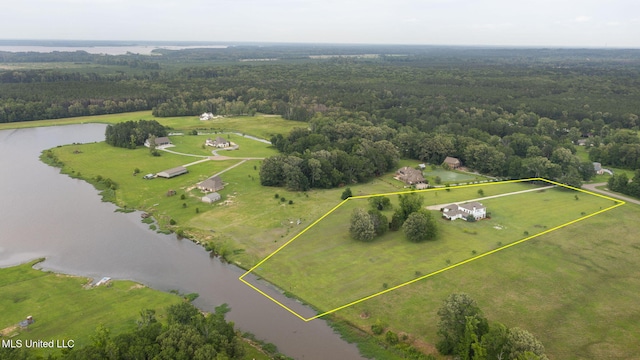 1053 Woodbridge Dr, Brandon, MS 39047 - aerial view of property and surrounding area with a nearby body of water, a heavily wooded area, and property parcel outlined