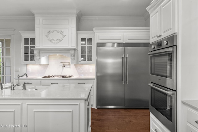1053 Woodbridge Dr, Brandon, MS 39047 - kitchen featuring stainless steel appliances, a sink, white cabinets, and ornamental molding