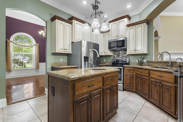 5578 E Diamondhead Dr, Diamondhead, MS 39525 - kitchen with appliances with stainless steel finishes, a sink, a chandelier, ornamental molding, and recessed lighting