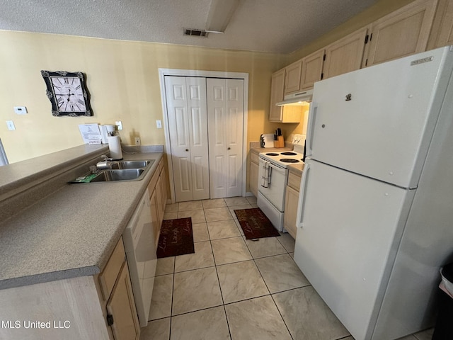 kitchen with visible vents, a peninsula, white appliances, under cabinet range hood, and a sink