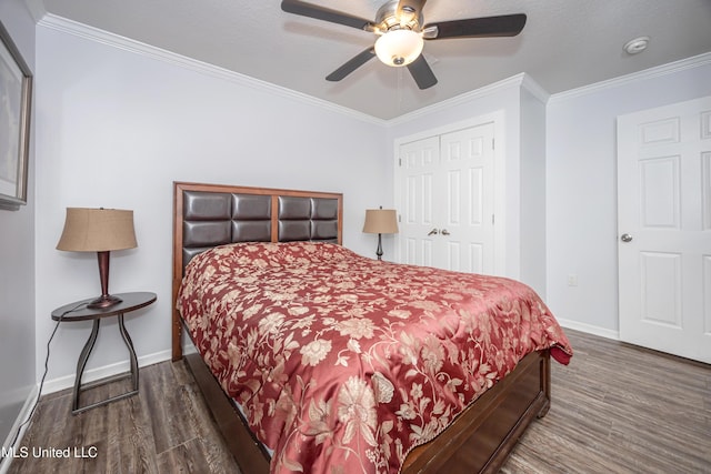 bedroom featuring ceiling fan, dark hardwood / wood-style flooring, a closet, and crown molding