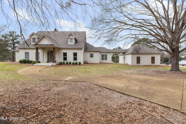 view of front facade featuring a front yard and brick siding