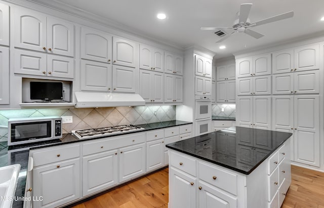 121 Poplar Ridge Dr, Brandon, MS 39047 - kitchen featuring stainless steel appliances, under cabinet range hood, recessed lighting, light wood-style flooring, and a ceiling fan
