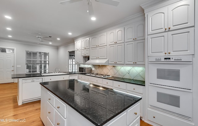 121 Poplar Ridge Dr, Brandon, MS 39047 - kitchen with ceiling fan, appliances with stainless steel finishes, a peninsula, a sink, and light wood-style flooring