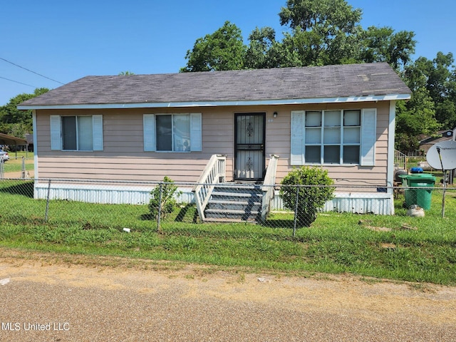 view of front of home featuring a front yard