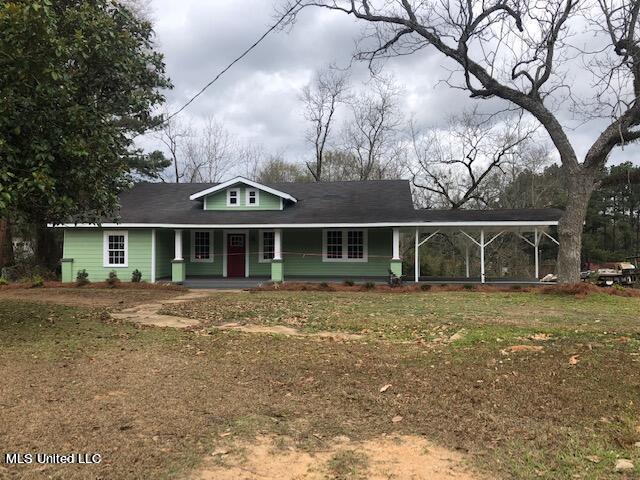 view of front of property featuring a front yard