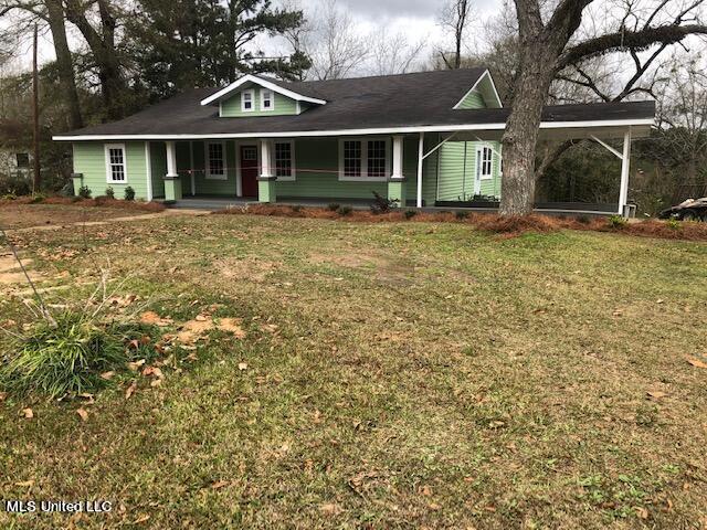 view of front of home featuring a front lawn