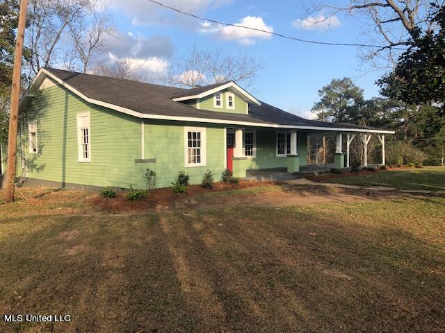 view of front of property with a porch and a front lawn