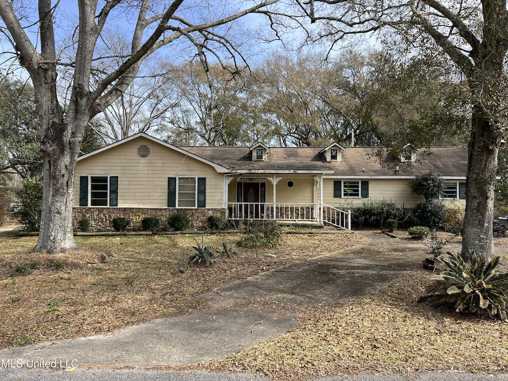 single story home with a porch