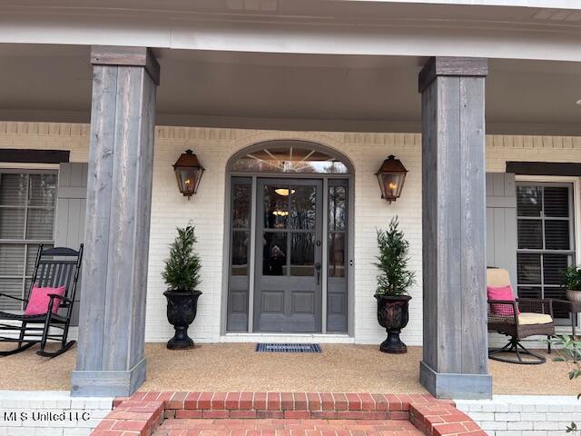 property entrance featuring a porch