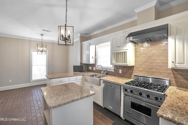 kitchen with visible vents, a notable chandelier, a sink, backsplash, and appliances with stainless steel finishes