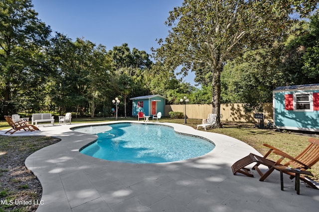 813 42nd Ave, Gulfport, MS 39501 - view of pool featuring a patio area and view of wooded area