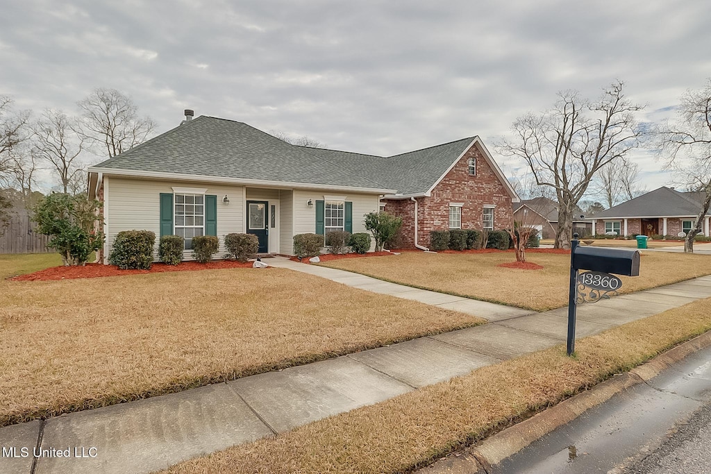 view of front of home with a front lawn