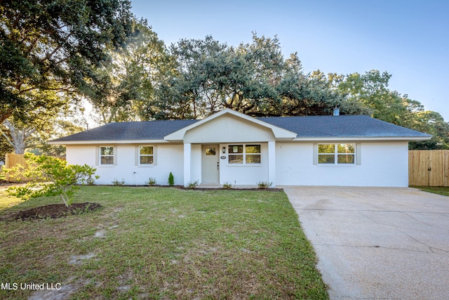 single story home featuring a front yard