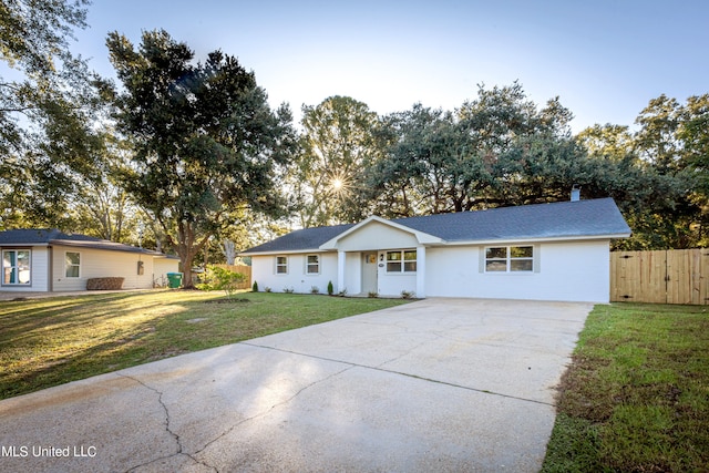 single story home featuring a front lawn