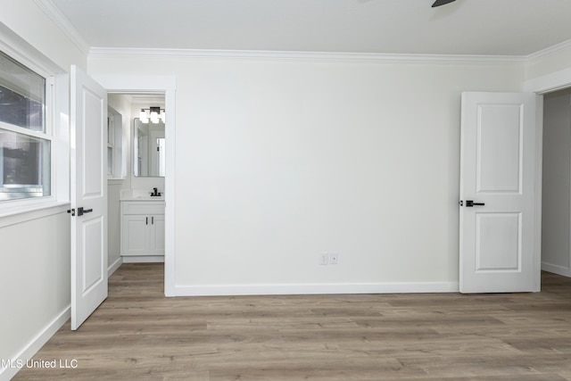 empty room featuring light hardwood / wood-style floors, ornamental molding, and ceiling fan