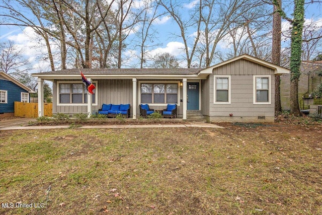 view of front of house featuring outdoor lounge area and a front yard