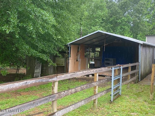 view of outdoor structure with an outdoor structure and an exterior structure