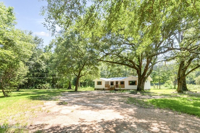 ranch-style home featuring a front lawn