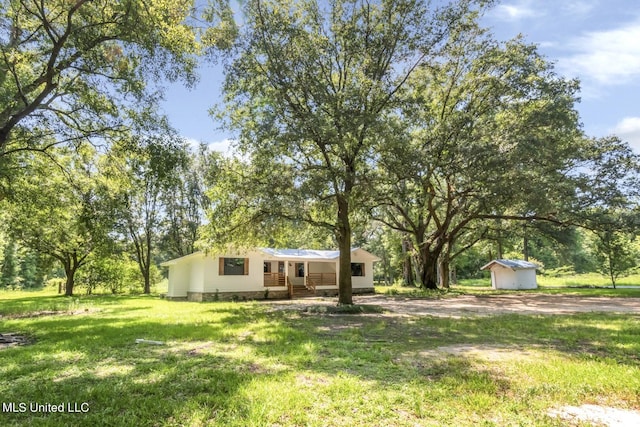 view of yard with a shed and an outdoor structure