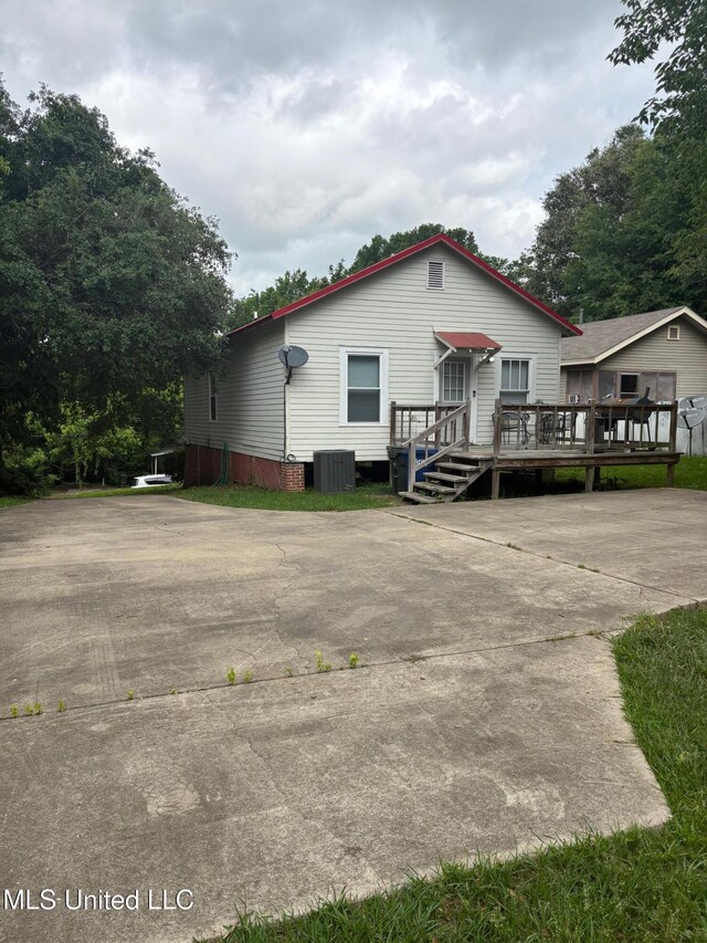 5 New St, Natchez, MS 39120 - manufactured / mobile home with central AC unit, a deck, and concrete driveway
