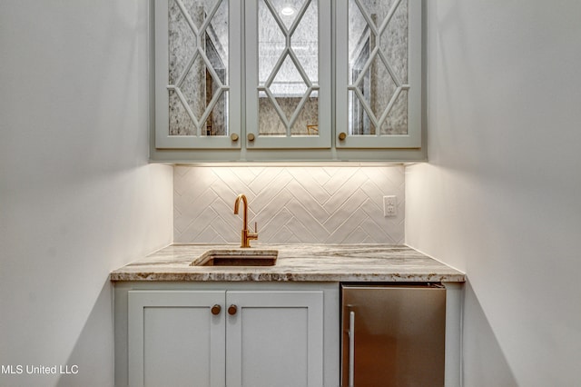 102 Silverleaf Dr, Madison, MS 39110 - indoor wet bar with decorative backsplash and refrigerator