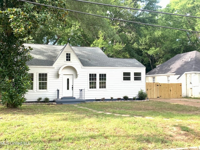 view of front facade featuring a front lawn