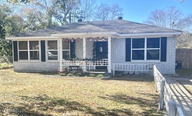 view of front of property featuring covered porch and a front lawn