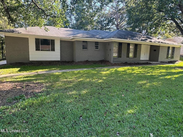 ranch-style house featuring a front lawn and brick siding