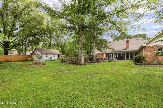 view of yard featuring an outdoor structure