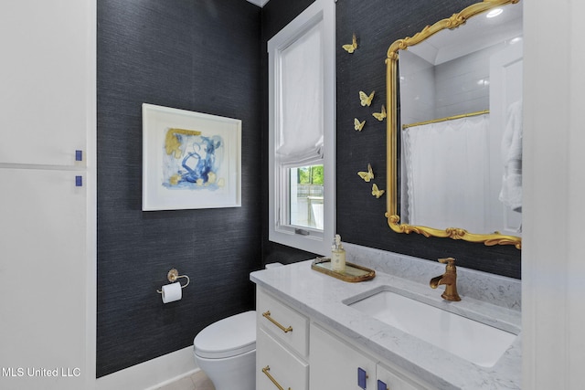 323 Penrose Pl, Madison, MS 39110 - bathroom with vanity, toilet, and curtained shower