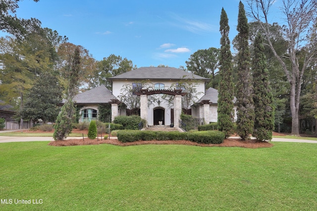 view of front of property featuring a front yard