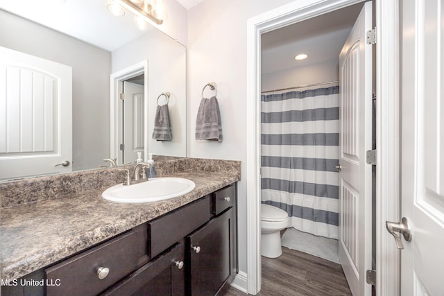 full bath with vanity, a shower with shower curtain, wood finished floors, recessed lighting, and toilet