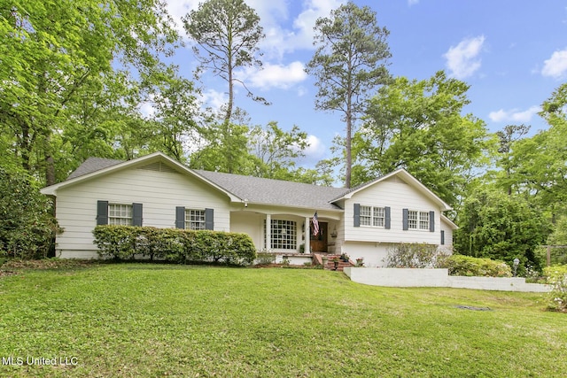 view of front of property featuring a front yard