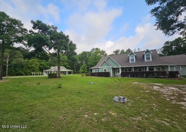 cape cod house featuring a front lawn