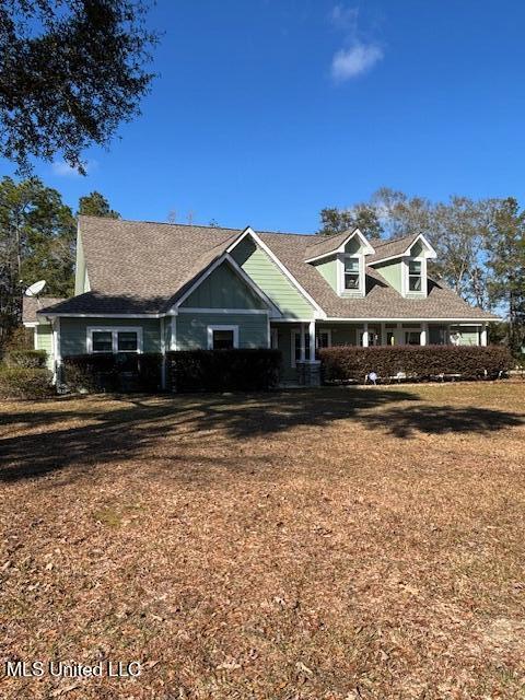 view of front of home featuring a front lawn