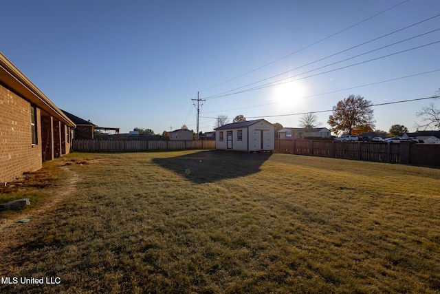 view of yard featuring an outdoor structure