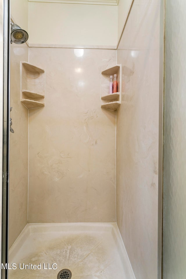 bathroom featuring a tile shower