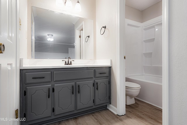 5415 Sollie Cv, Horn Lake, MS 38637 - full bath featuring wood finished floors, toilet, vanity, shower / bath combination, and baseboards