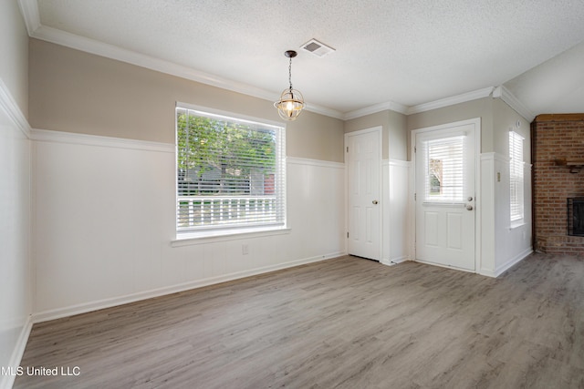 5415 Sollie Cv, Horn Lake, MS 38637 - interior space featuring a textured ceiling, wood finished floors, visible vents, and a fireplace