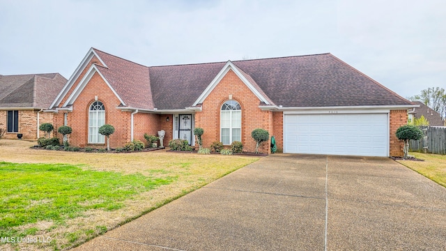 view of front facade featuring a front lawn and a garage